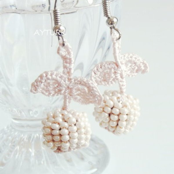 画像2: BERRY ピアス「ベリー」カメオ・ベージュ (2)